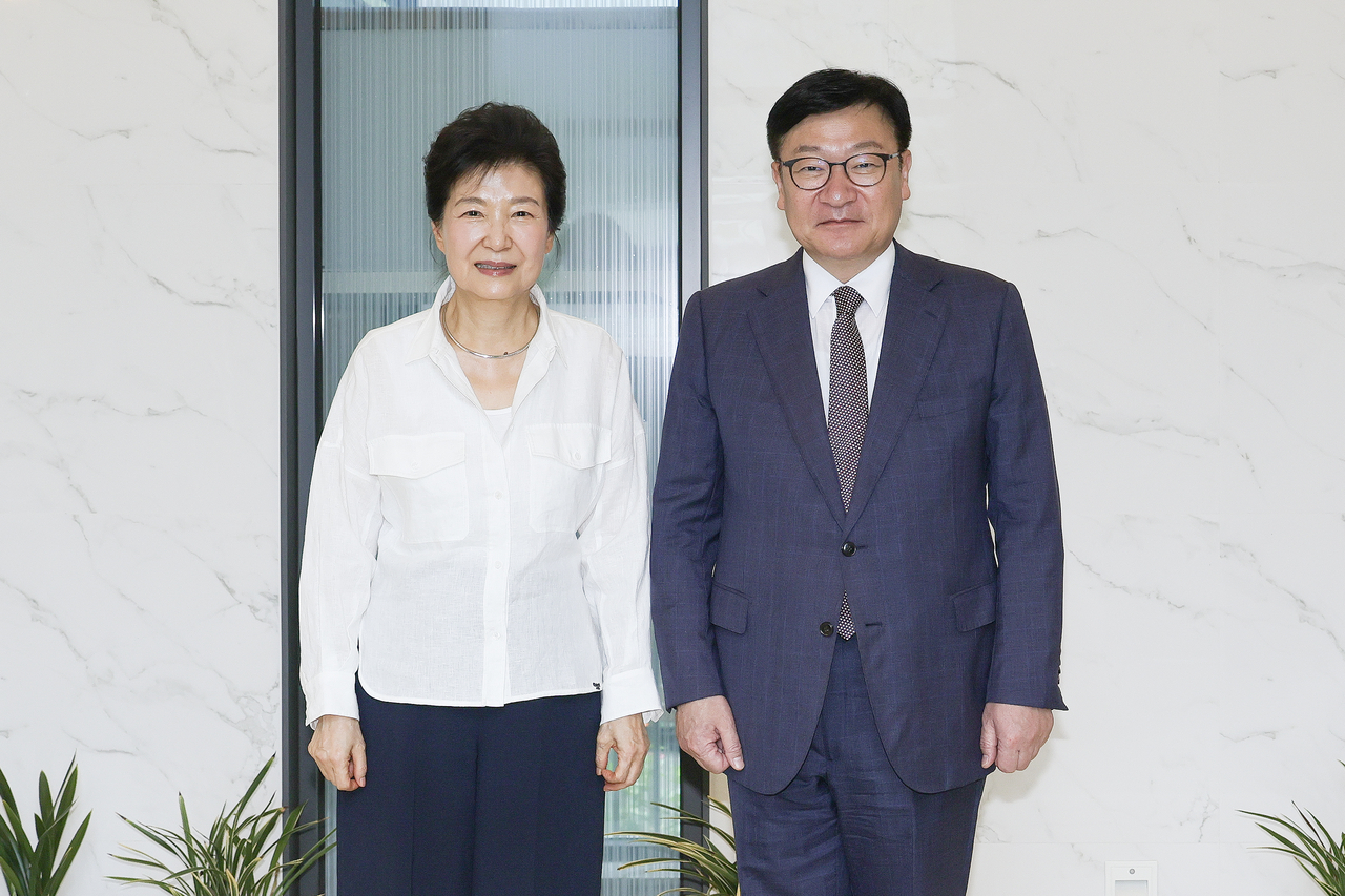 Park Geun-hye to attend People Power Party lawmakers' retreat for first time in over a decade