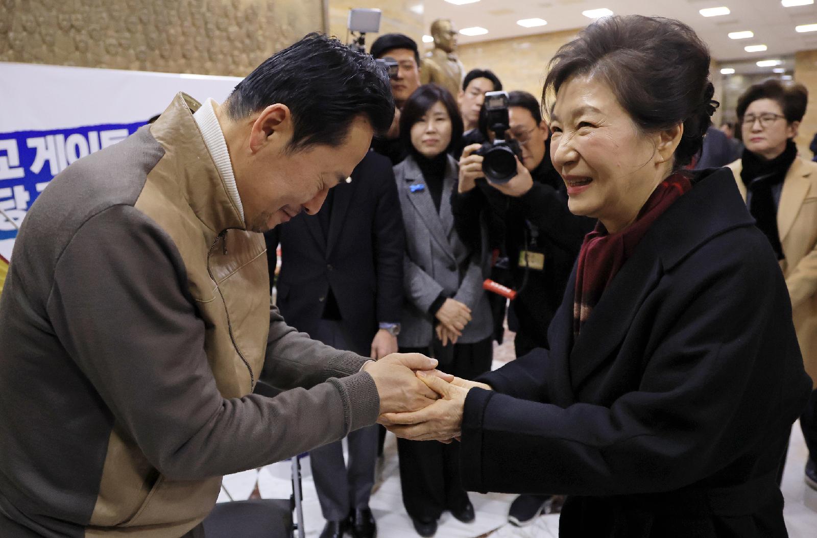 The Cho Kuk Innovation Party strongly criticized former President Park Geun Hye's attendance at the