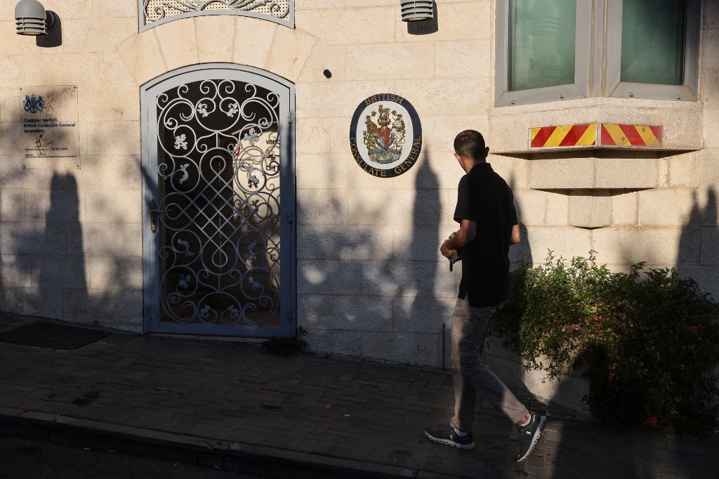 Israeli settlers protest UK sanctions outside consulate in East Jerusalem