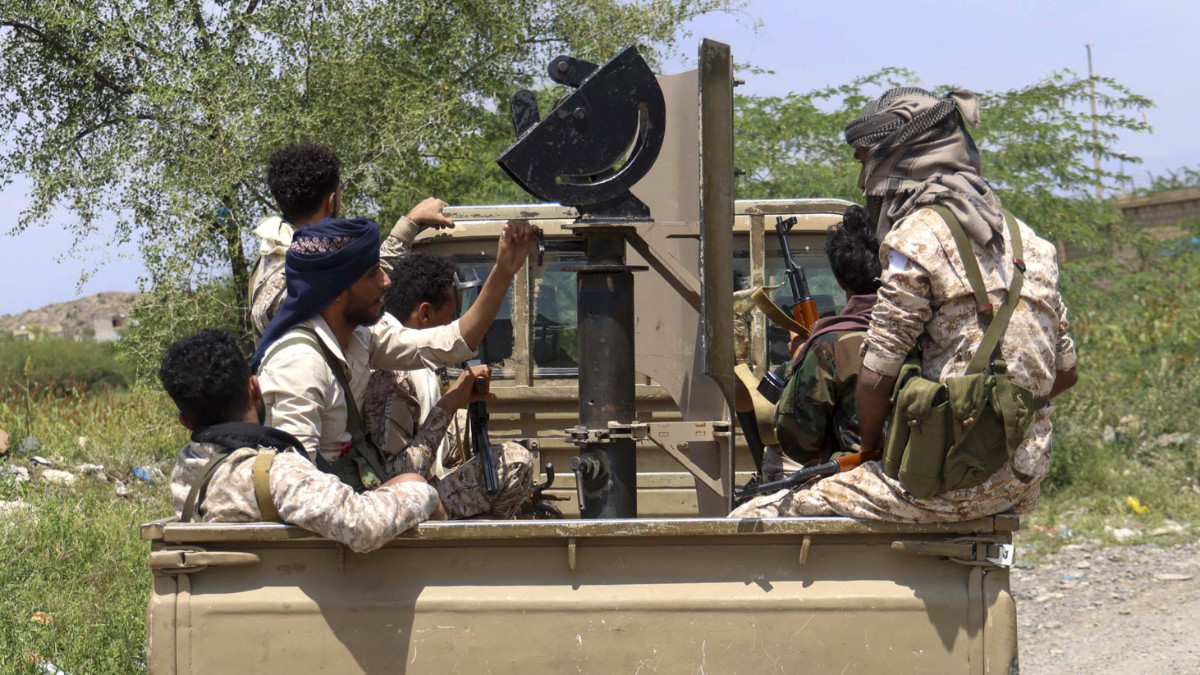 Yemen: Video shows armoured vehicle ramming unarmed and armed men as fighting rages